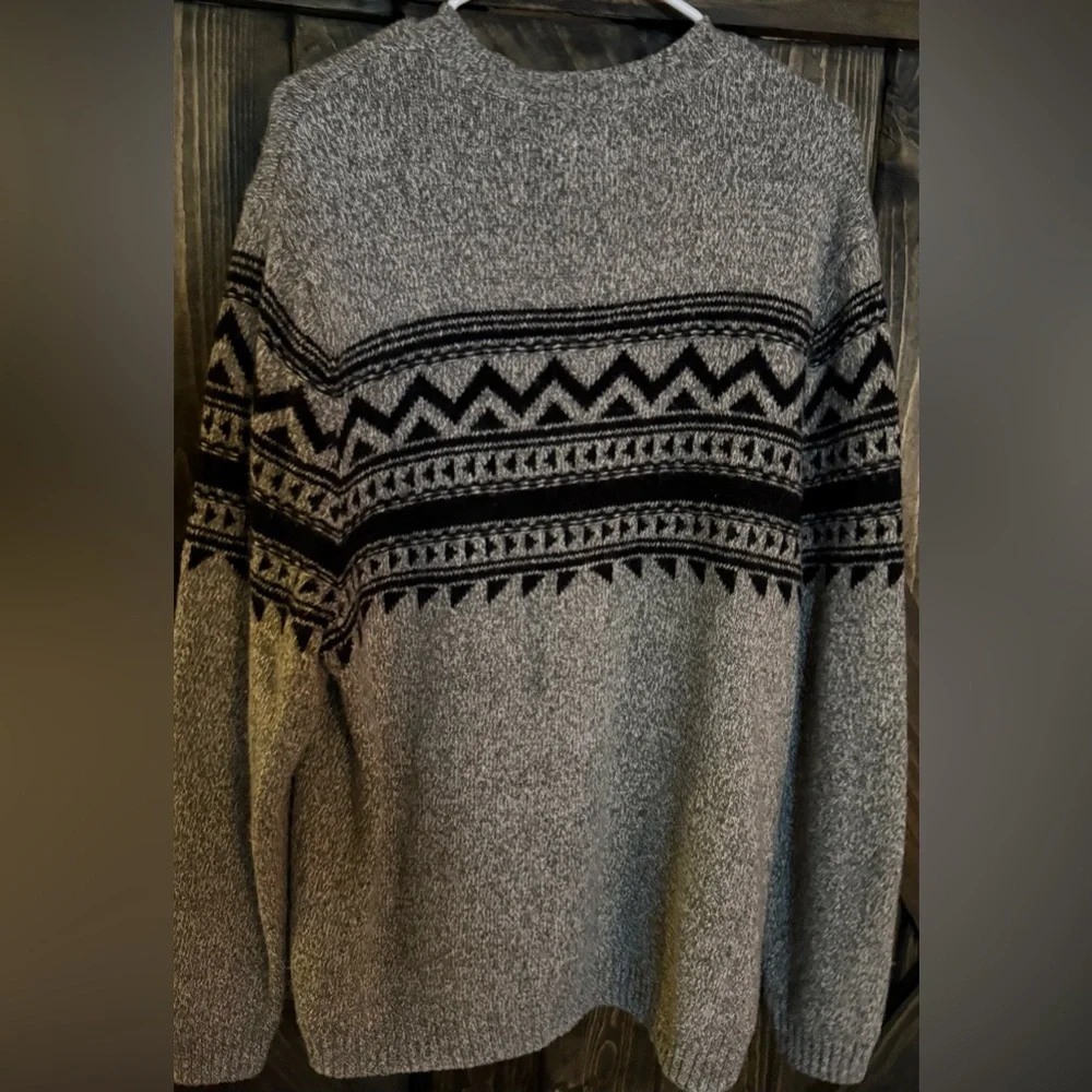 American Eagle Outfitters Black and Gray Crewneck Sweater